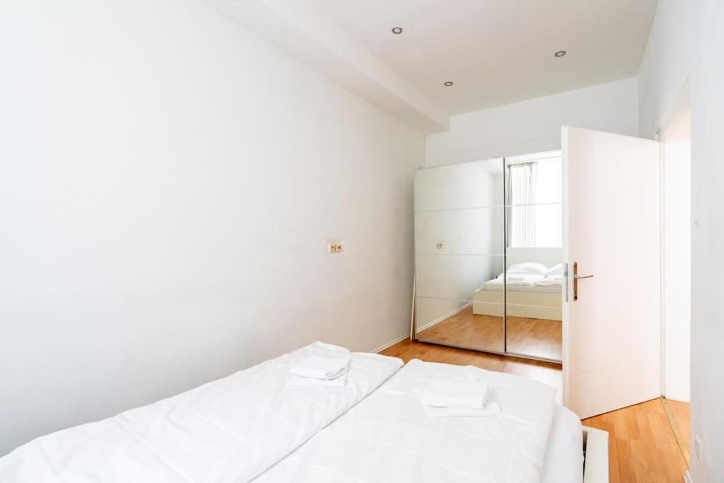 Apartment 2 Bedroom Near Belvedere *