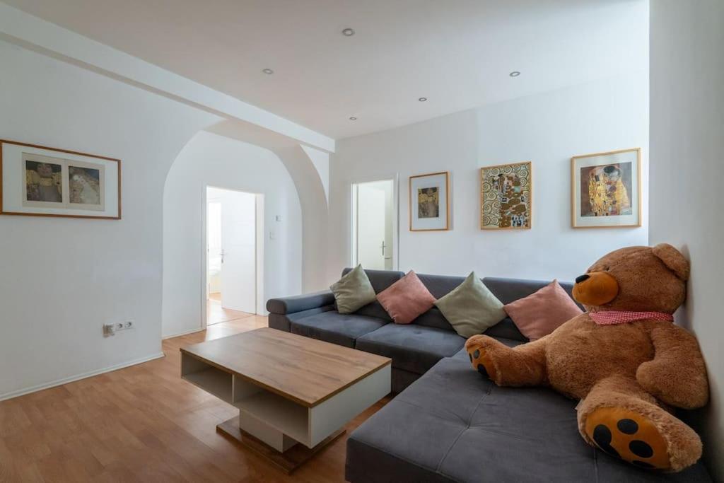 2 Bedroom Near Belvedere Apartment *
