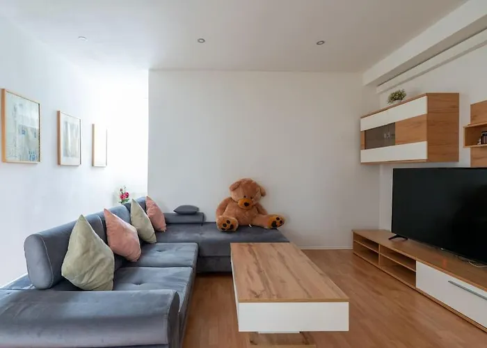2 Bedroom Apartment Near Belvedere