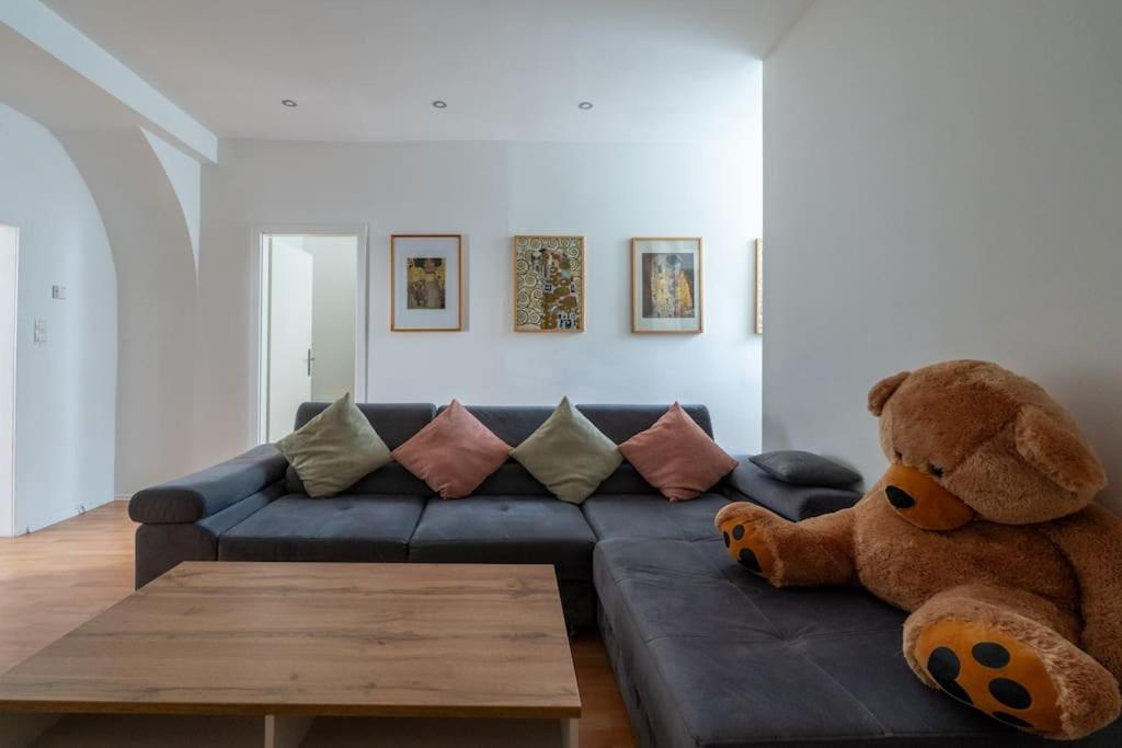 Apartment 2 Bedroom Near Belvedere *